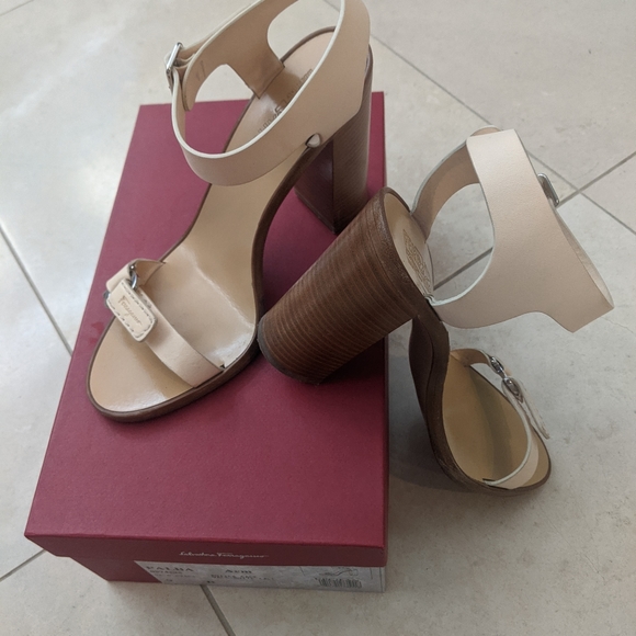 Salvatore Ferragamo open toe heels - Picture 3 of 9